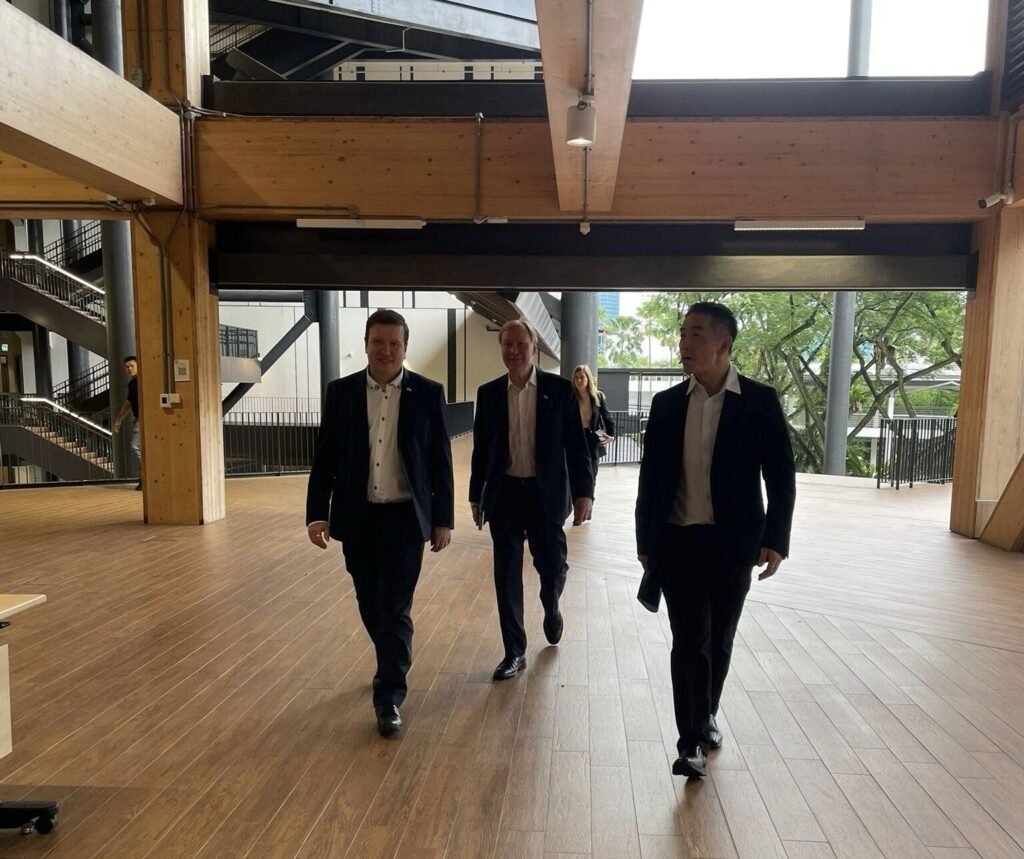 Future Objects representative engaging in discussions during the #TeamFinland Singapore state visit, highlighting innovation and collaboration.